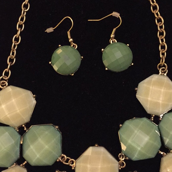 Necklace& Earring Set. Green - Picture 2 of 2